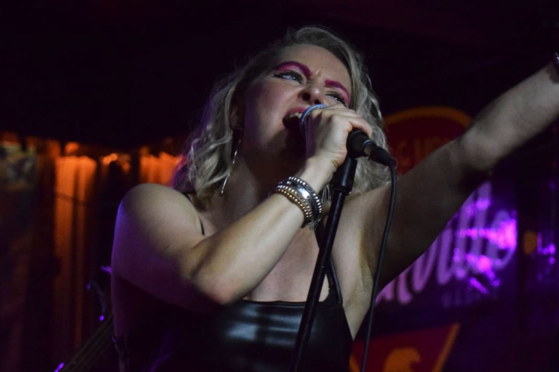 Frontwoman de Time Rebels cantando en directo